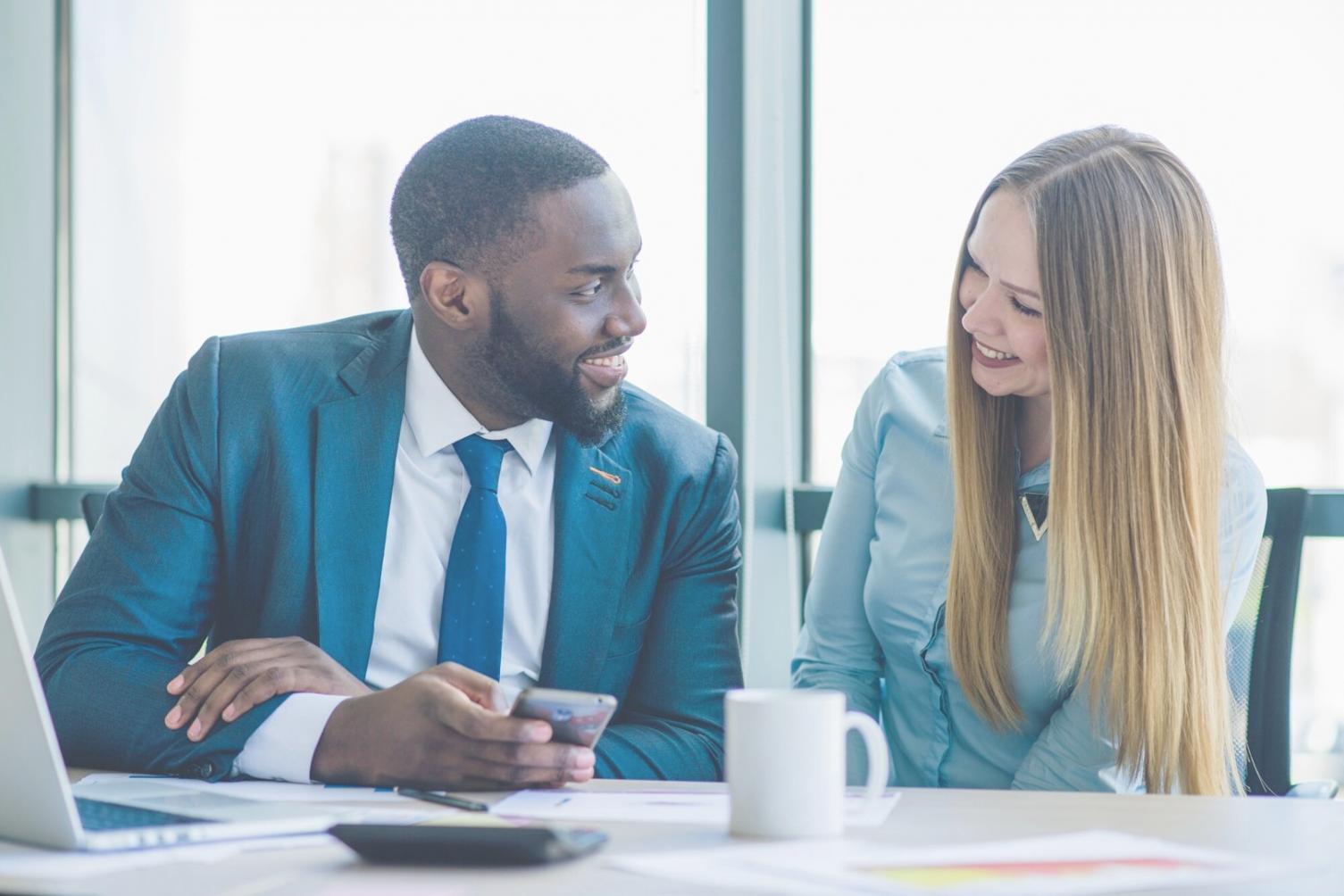 Profesional trabajando con herramientas de automatización financiera