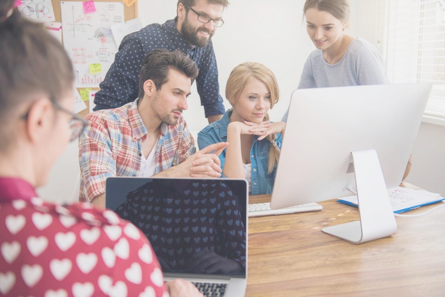 Equipo desarrollando sistemas de automatización financiera