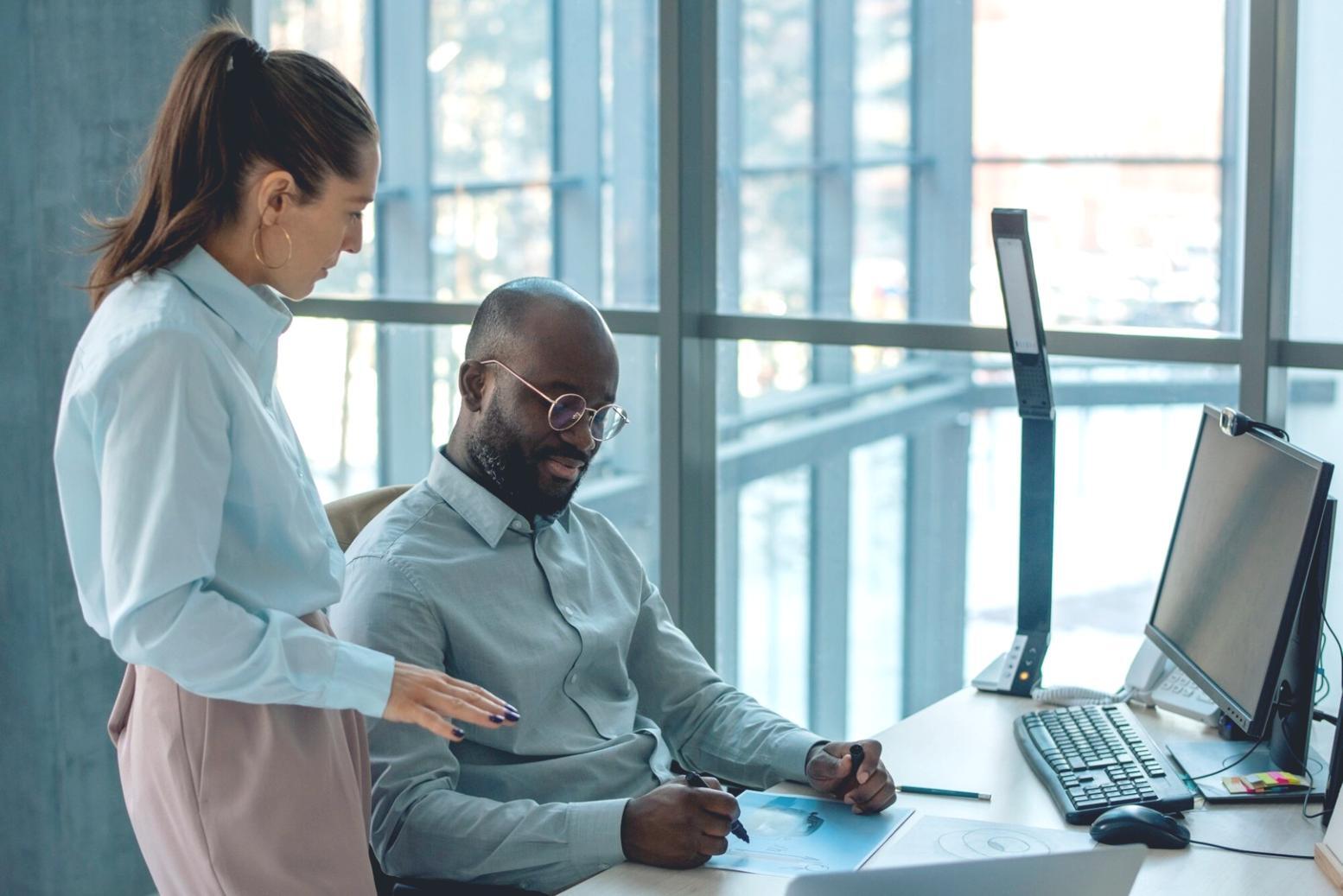Profesionales trabajando en automatización financiera